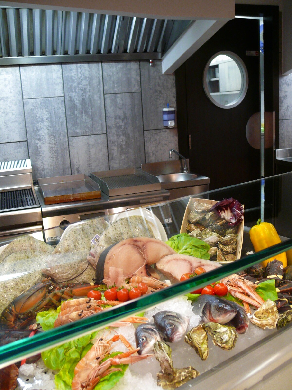 Banco del pesce fresco con crostacei