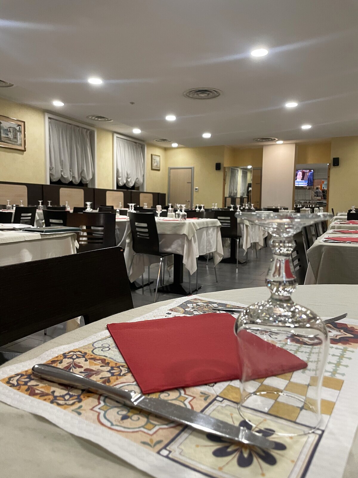 Tavoli della sala con allestimento