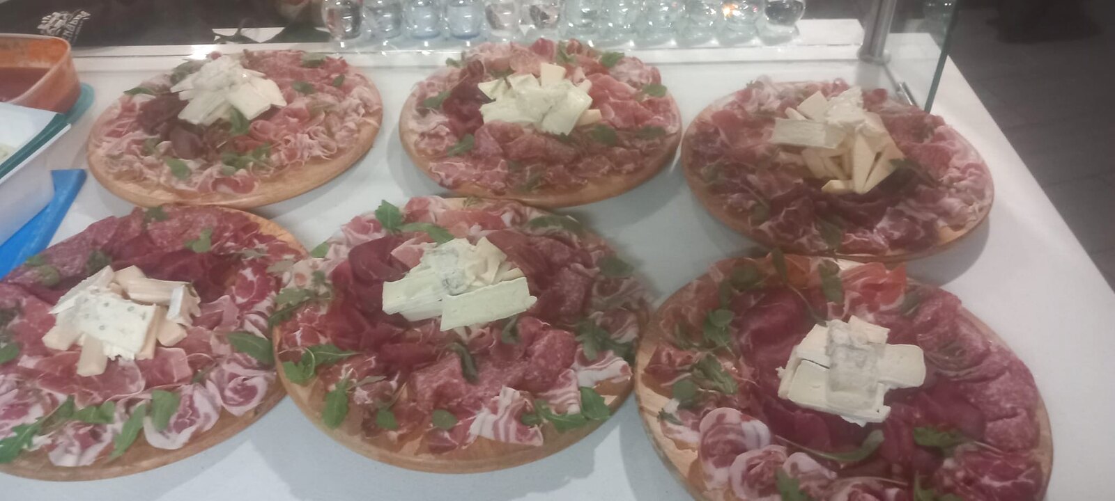 Selezione di taglieri di salumi