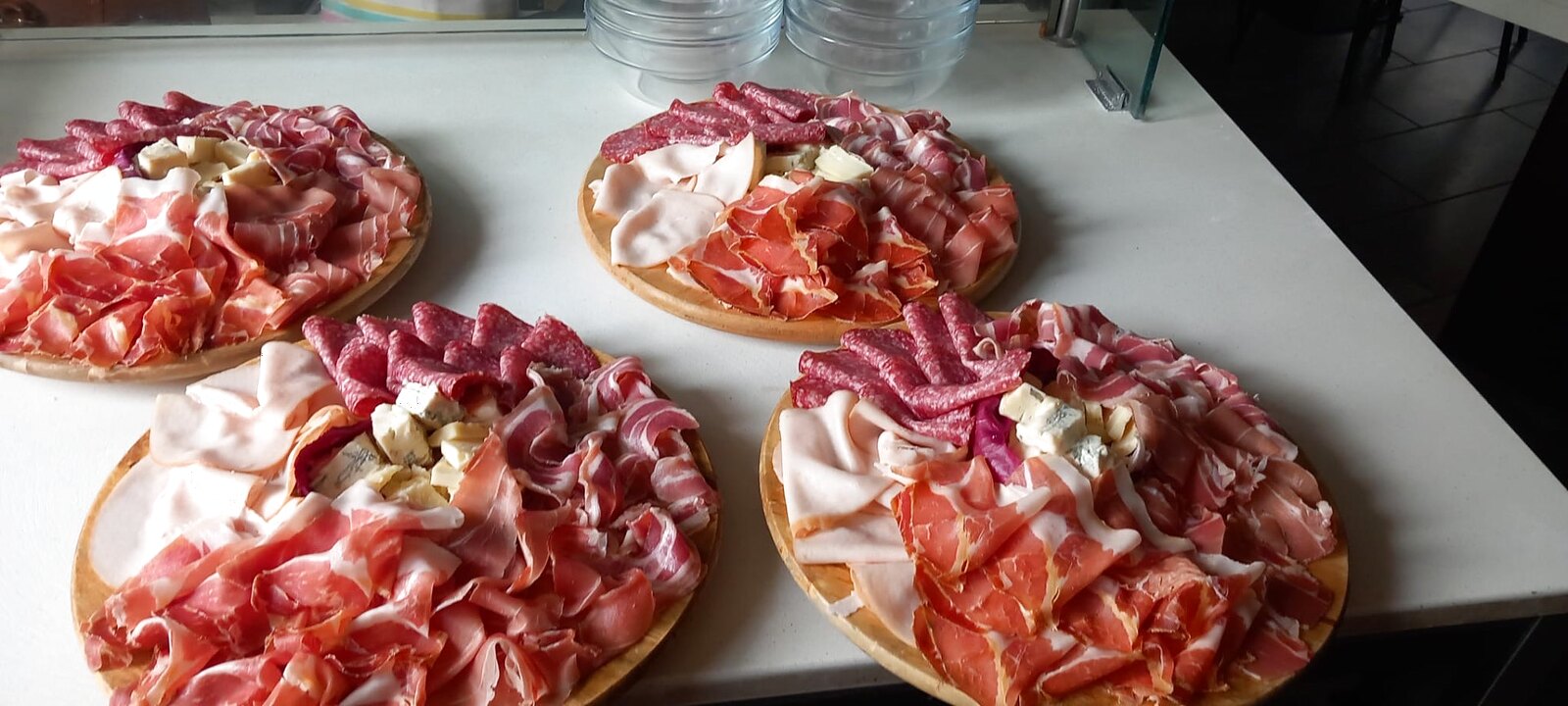 Taglieri misti di salumi e formaggi